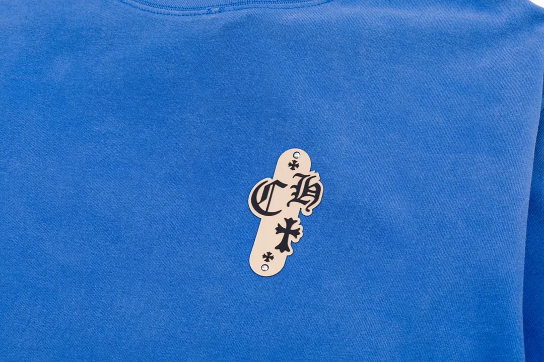 P220 CHROME HEARTS LoGo is fashionable and elegant, with dropped shoulders. The fabric is made of 26s double-yarn combed cotton compact spinning yarn with a weight of 280. It is matched with 1*1 Salona rib. The fabric is fermented and has a loose fit. Color: Blue Size: S～XXL